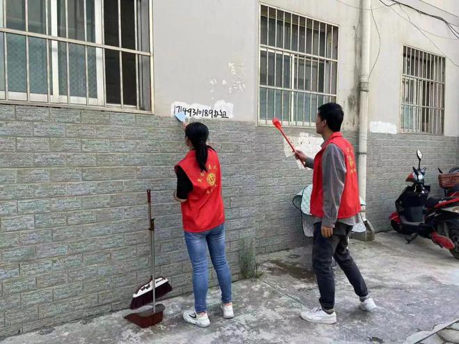 靈臺縣開展清理“牛皮癬”志愿服務活動 助力文明城市創建