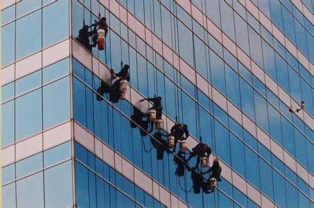 高空清洗外墻費用解析——以江岸區山貓清潔公司為例